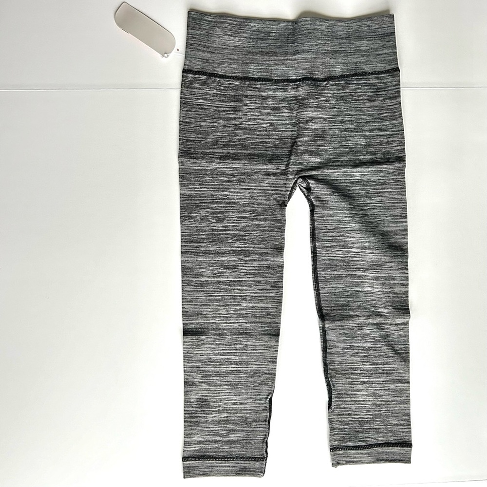 🍂NWT Women’s Cropped Grey Leggings. Size: Small/Medium - Picture 3 of 11